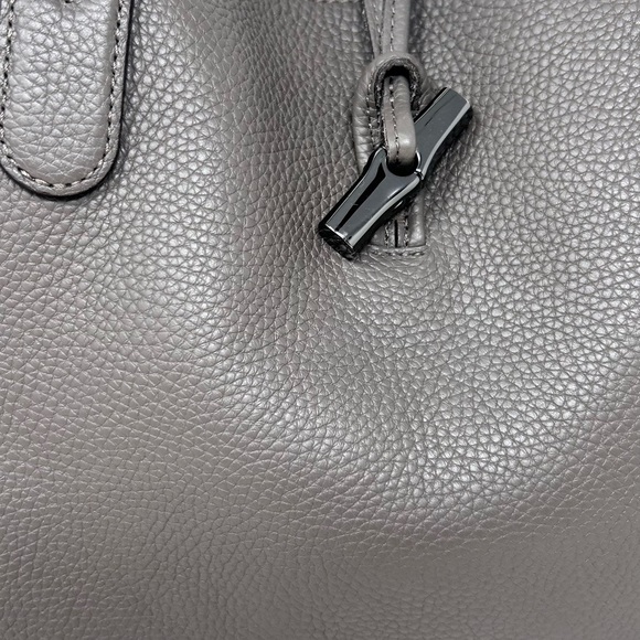 Longchamp Roseau medium pebbled leather shoulderbag tote in grey - Picture 4 of 11